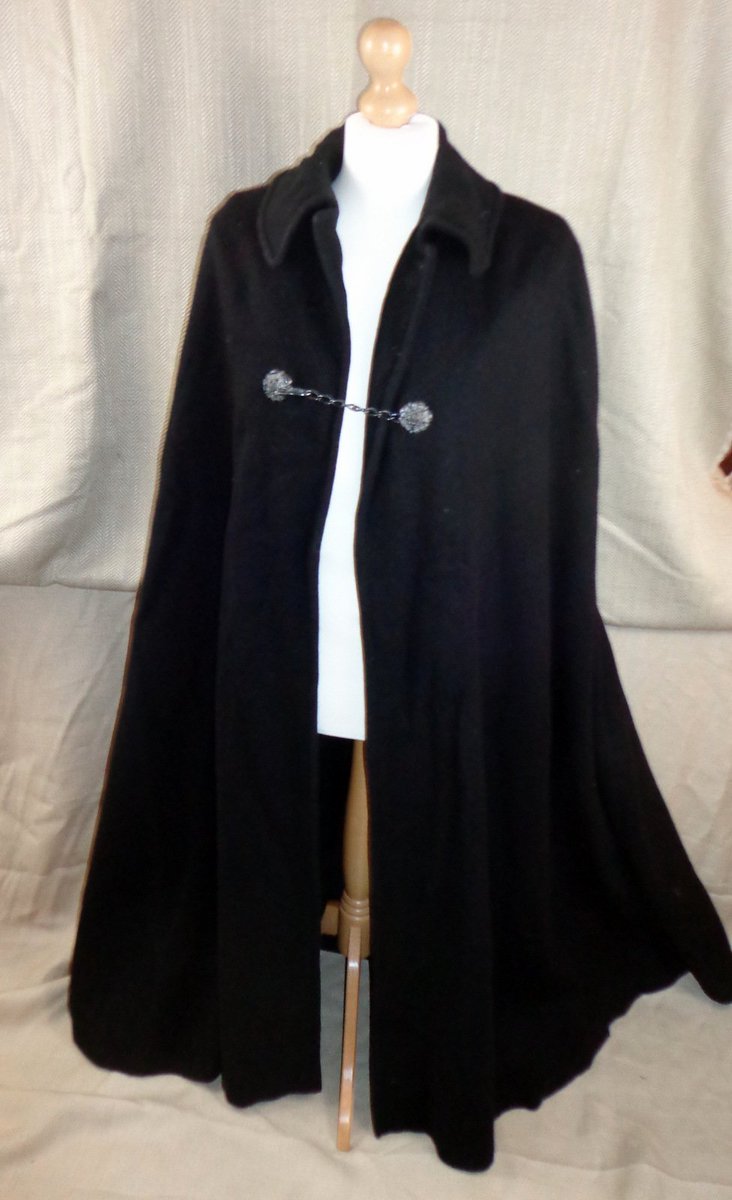 PahlaviLondon's tweet photo. Awesome True Vintage Heavy Wool Cape / Cloak #Steampunk #Goth #Costume #Vintage #Textiles #FancyDress #Vampire https://t.co/EWP4cw3FLE https://t.co/UAgxrVYxhY