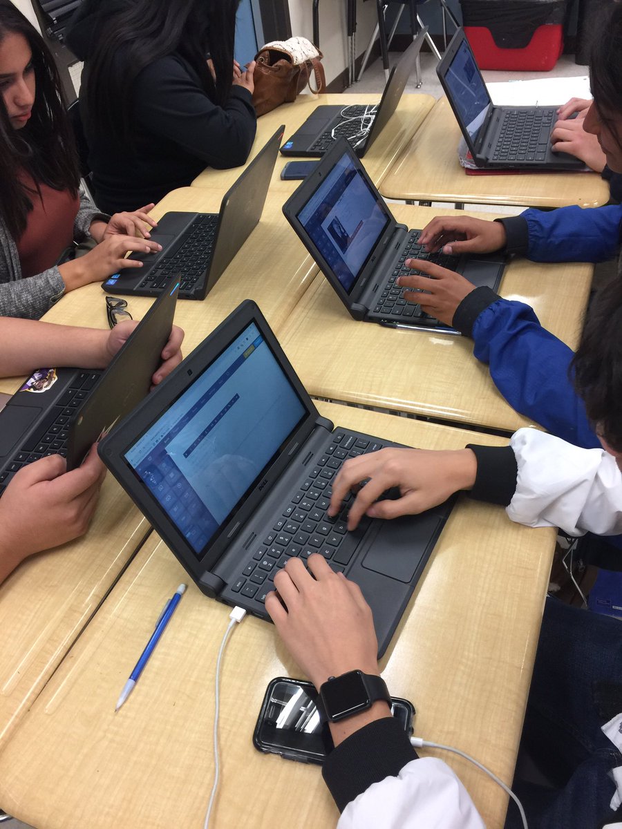 MissFinn_'s tweet photo. Making websites! #collegeandcareerskills https://t.co/G1ANw5GZvB
