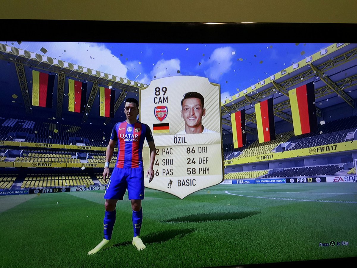 Mdcodered05's tweet photo. Damn he looks good in that uniform!!! Hahaha @ali10978 @moyval12345 #FUTChampions #RewardPack https://t.co/6bNQOLwfRa