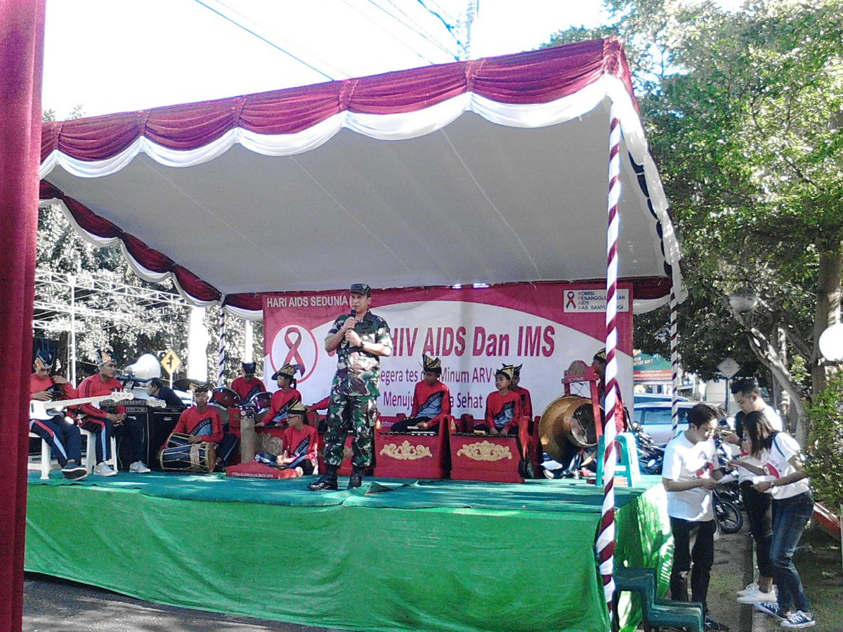 Dinkesbwi's tweet photo. @a_azwarnas @ipukfdani @Rio_WL @kpakabbwi @KemenkesRI @dinkesjatim Peringatan Hari AIDS se-dunia 2016 @banyuwangi_kab https://t.co/zCpO2b7D8L