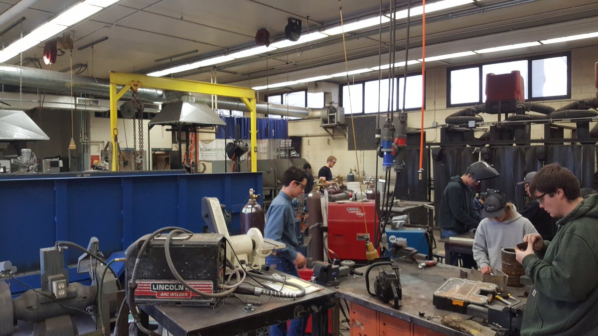B_LakeMarines's tweet photo. @EnumclawHS Thanks Mr. Berryhill for inviting me in to watch the welding class do what they do! You have an awesome shop! Till next time! https://t.co/HpLLCnqifa