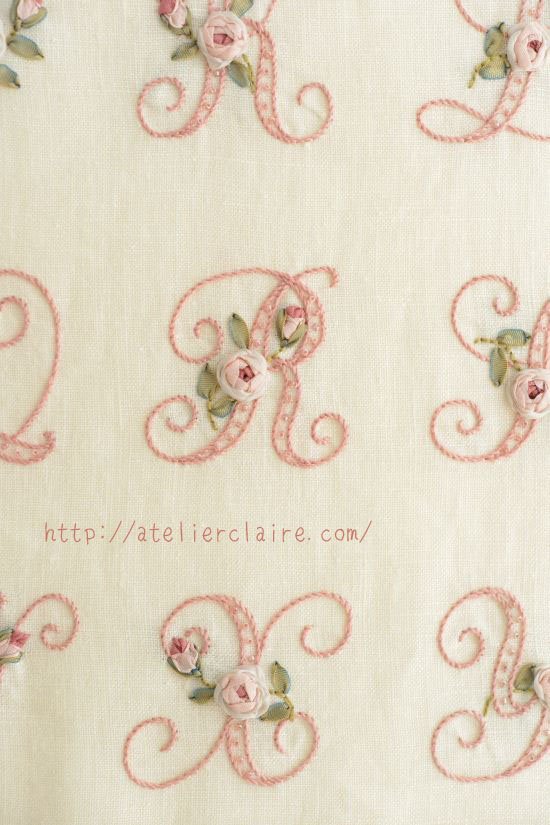 井上ちぐさ 日本リボン刺しゅう協会代表理事 ブログ更新しました ちいさなリボン刺繍 の本を購入くださった方の参考に 花文字アップも参考に載せています 優しいピンクでという事で刺したんですが オールドローズのようなバラとシックなグリーンリーフ