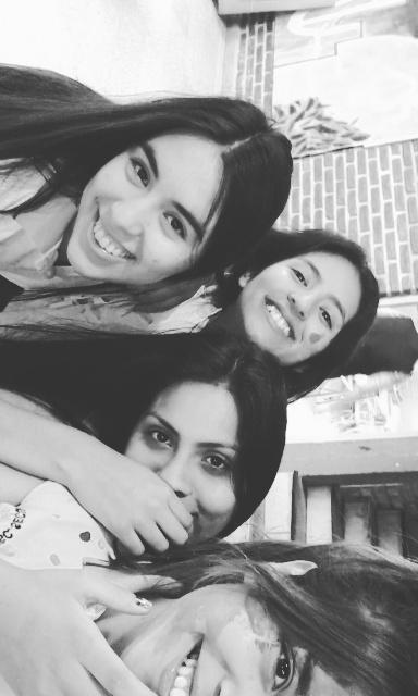 naahir_acostaa's tweet photo. Fin🎓 #Egresadas2016 @melquintana @floreneliane___ 💞💫 https://t.co/9d3j946kRO