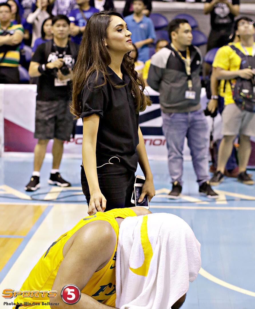 foto_geek's tweet photo. #UAAP #CourtsideReporter @KrishnanGaniel comforts an FEU player after the loss. https://t.co/v3pYxPDu3j