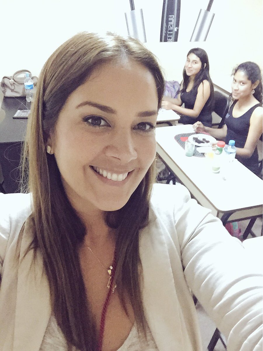 MoraMarina's tweet photo. Hoy me toco prácticas de etiqueta de mesa con mis alumnas del nivel básico #teacher @EscuelaMarinaM contacto 7194545 informes@marinamora.com https://t.co/gFJBy2J7zB