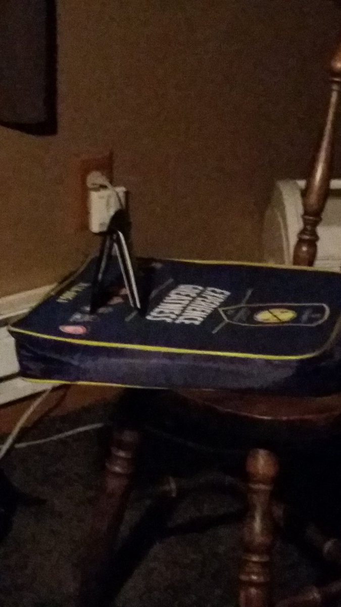 Jmach_15's tweet photo. I threw my wallet on my chair and it landed like this... https://t.co/QRto0GNDQS
