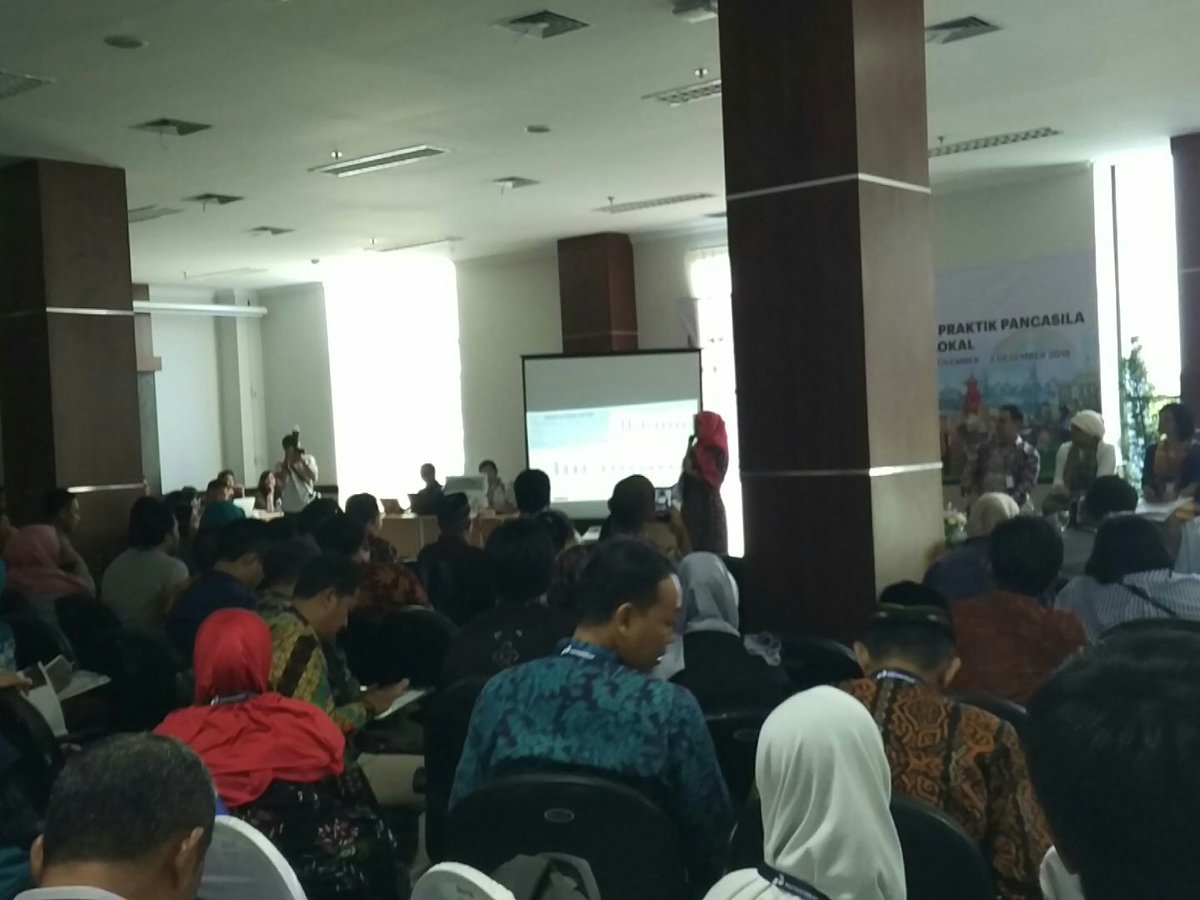 Kita wajibkan semua skpd untuk fokus terhadap perlindungan anak termasuk kebijakan hak anak. Chusnunia Bupati Lampung timur  #FestHAM2016