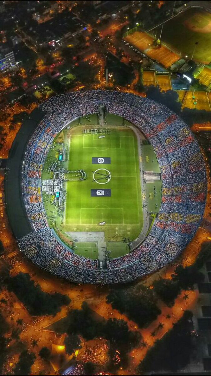 LinaPao3's tweet photo. #Chapeporsiempre...🎇⚽⚽⚽⚽😭😭..Homenaje #Antioqueño..#Chapecoe son los ganadores, desde el cielo felices#chapecoe😭 https://t.co/93jtmjU4xw