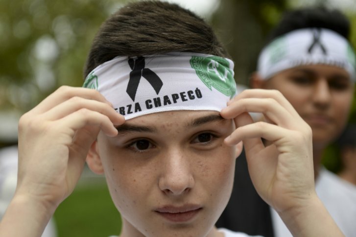 elespectador's tweet photo. Conmovedoras imágenes del homenaje en Medellín a las víctimas de la tragedia del #Chapecoense 
https://t.co/u4fltmsIXr https://t.co/ClZUZCigvi