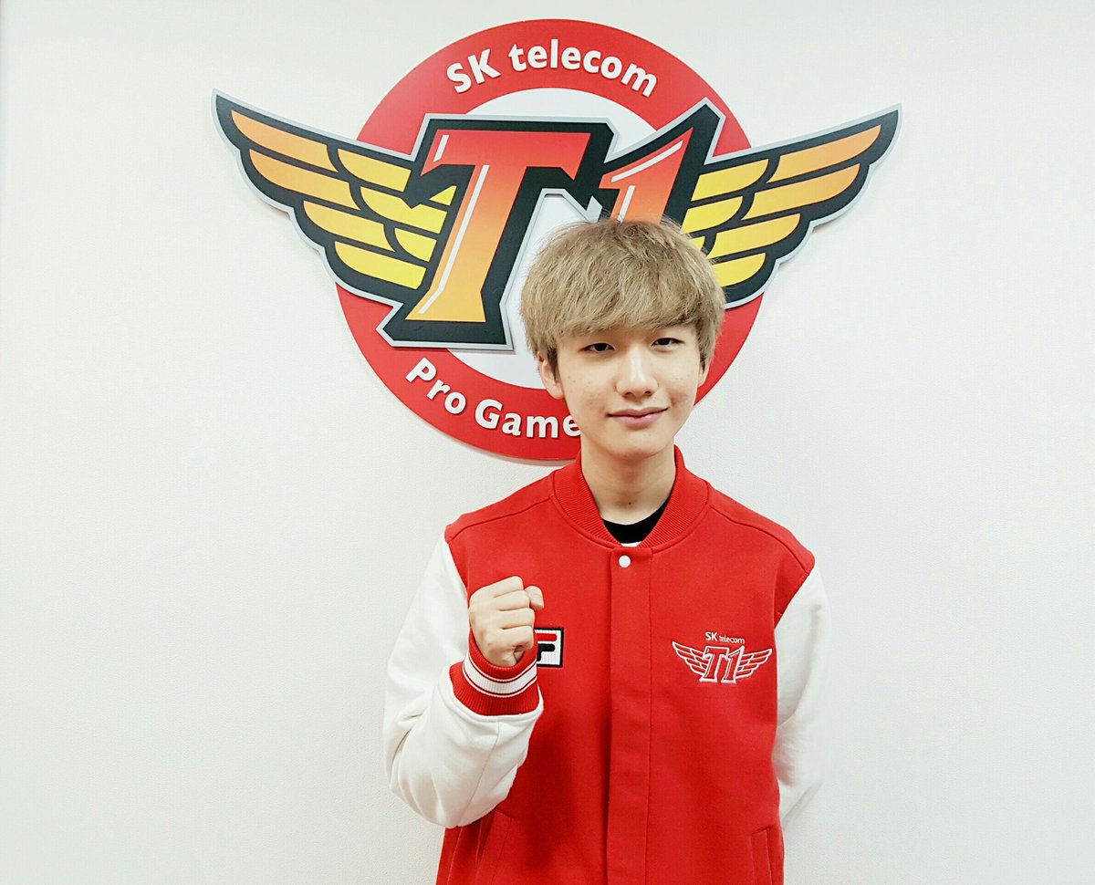 SKT T1의 새로운 정글러를 소개합니다.
Peanut 한왕호 선수와 계약을 체결했습니다. 
Peanut 선수 환영해 주시고, 2017 SKT T1 많은 응원 부탁드립니다. 감사합니다.