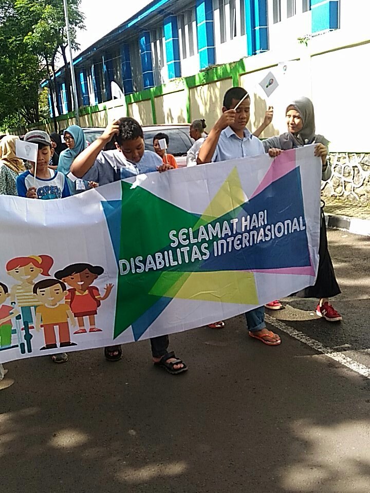 speducation_UNJ's tweet photo. *LIVE REPORT PAWAI ISEE 2016*

Saat ini pawai sedang berjalan di sekitar UNJ kampus A. Kami juga bagi-bagi sticker lohh.

#HDI2016
#ISEE2016 https://t.co/2n1grySEuV