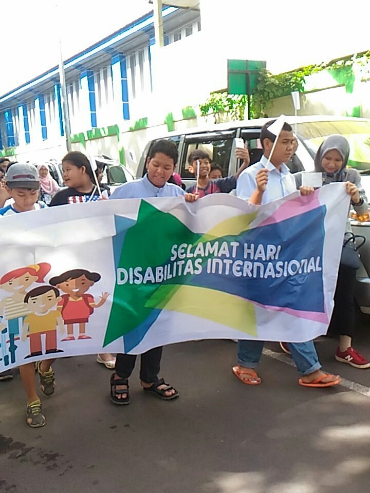 speducation_UNJ's tweet photo. *LIVE REPORT PAWAI ISEE 2016*

Saat ini pawai sedang berjalan di sekitar UNJ kampus A. Kami juga bagi-bagi sticker lohh.

#HDI2016
#ISEE2016 https://t.co/2n1grySEuV