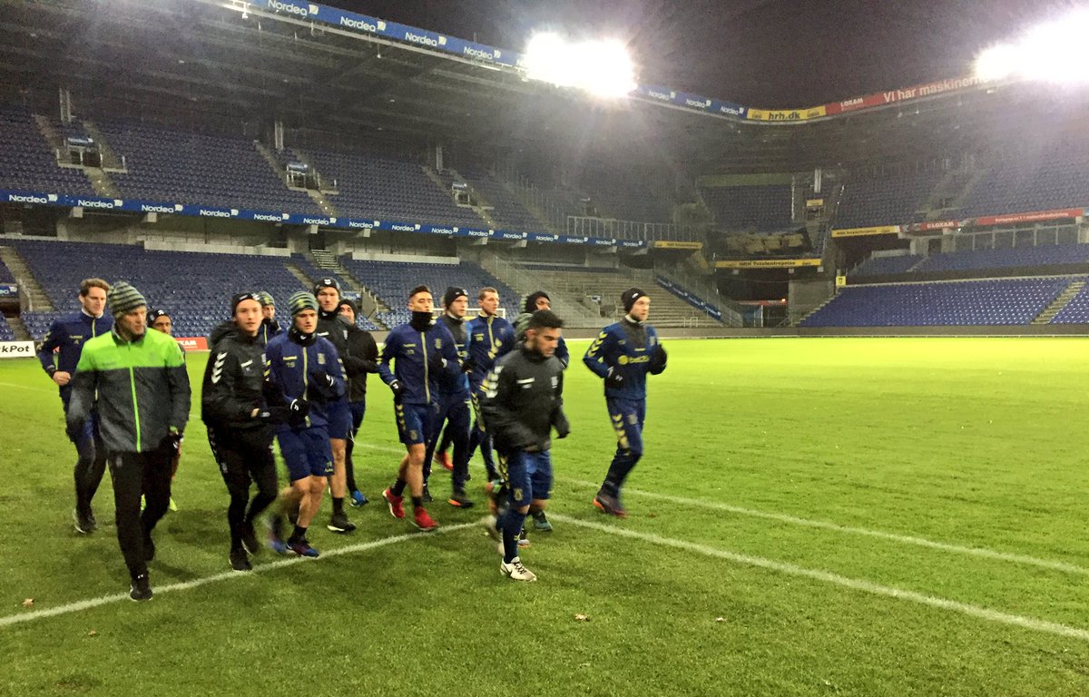 BrondbyIF's tweet photo. Tilbage på Vestegnen kl. 02:40 💛💙🏃🏽
#Brøndby #rfcbif https://t.co/NBn11Om2A6