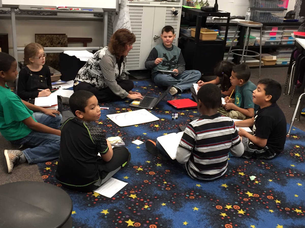 LowellElementa1's tweet photo. 4th graders focused on their reading. #180msdwarren https://t.co/ZgaVPfRMK3