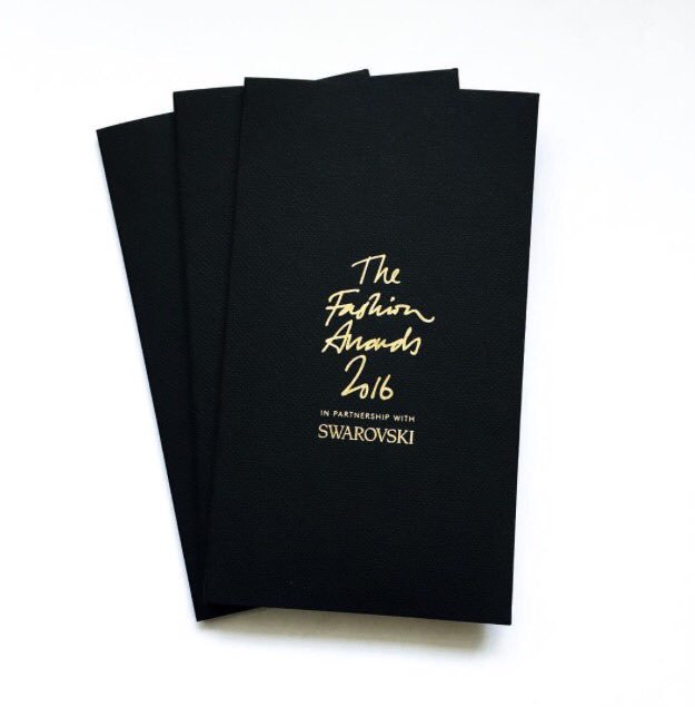 Fashmap's tweet image. The #FashionAwards 2016 in partnership with #Swarovski
WHEN: Dec 5, 2016
WHERE: @RoyalAlbertHall, Kensington Gore, #London