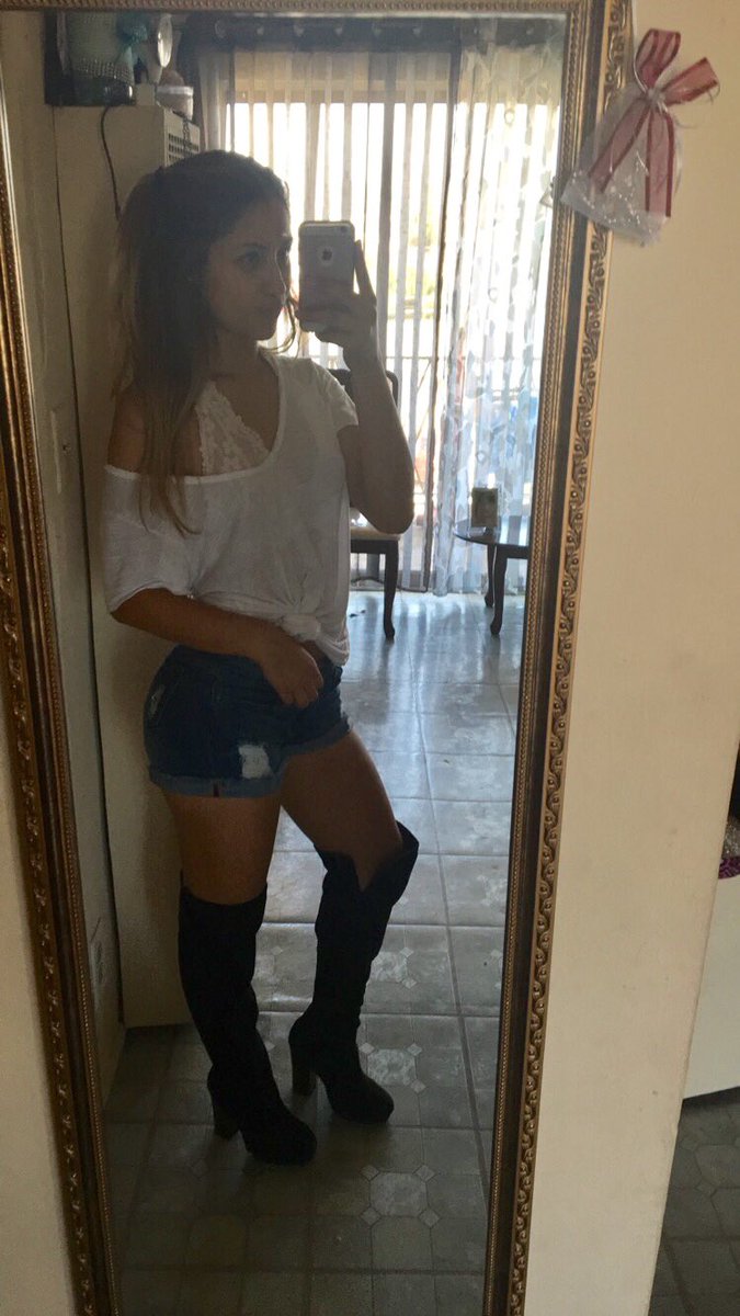 _xolesley's tweet photo. Someone encouraged me to do the #thickasshellchallenge ๐๐ค https://t.co/0PzG30f2x8