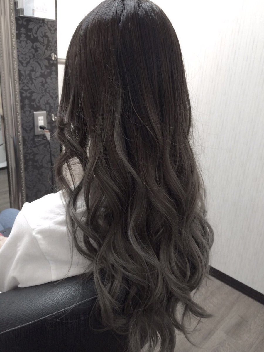 Hair Grande Seeek A Twitter 人気殺到グレー系グラデーション 中間から毛先のみブリーチしてオンカラーしたスタイルです シルバーやグレージュ くすみ系のカラーは常に人気がありますね 名古屋 栄 美容院 Seeek 中井 きゅーちゃん アッシュ