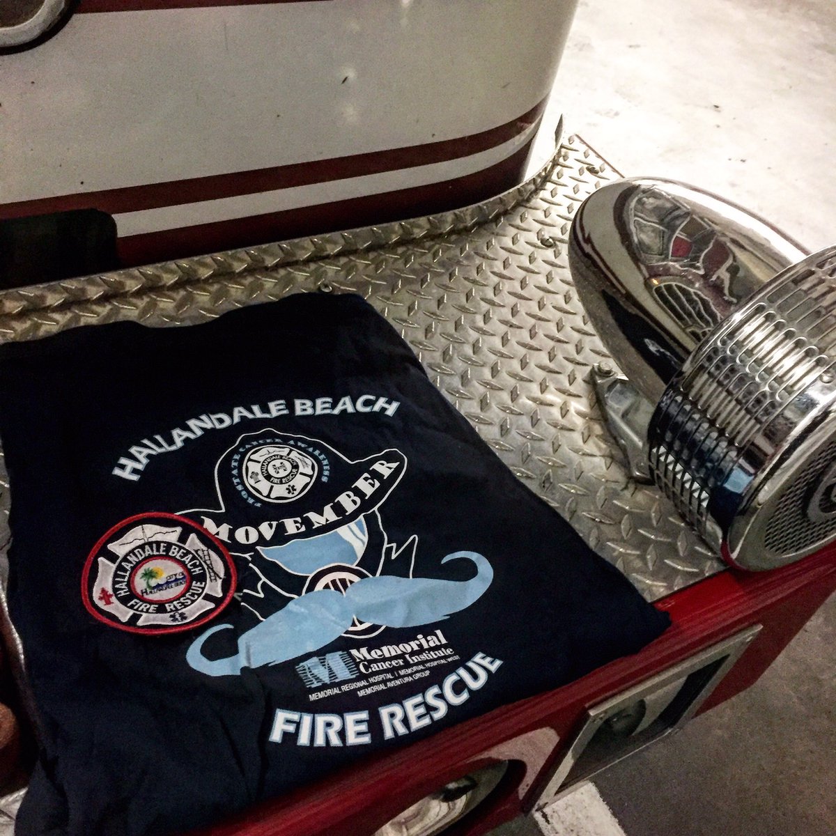 perryalonso's tweet image. #PatchTrade with a buddy from #HallandaleBeach. Love the shirt and patch! 👍🏿 #firefighter #FD #firedept