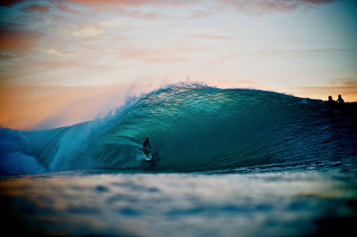 wsl's tweet photo. Ethereal #Hawaii #Pipe Photo by @MorganMaassen https://t.co/Jxr96c5QiY