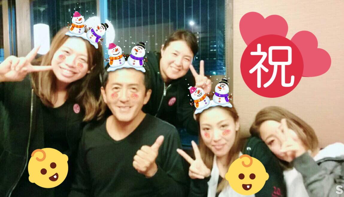 LN1p1's tweet photo. おはようございます。
今日から１２月ですね！
昨日は産休に入るスタッフのお疲れ様会を社長のご好意で本社のスタッフさんと一緒にして頂きました🙏
無事、出産できるように安産祈願👏🏻スノーでパニャリ！社長と妊婦二人しか反応せず😍安産かも〜✨

#カレン#出産#焼肉多牛 https://t.co/4Y598WZuHa