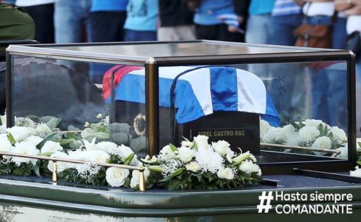 betam78's tweet photo. El pueblo todo y en especial la juventud acompaña la partida de #Fidel a Santiago de Cuba, #HastaLaVictoriaSiempre Comandante. https://t.co/2UjJVXhWQr
