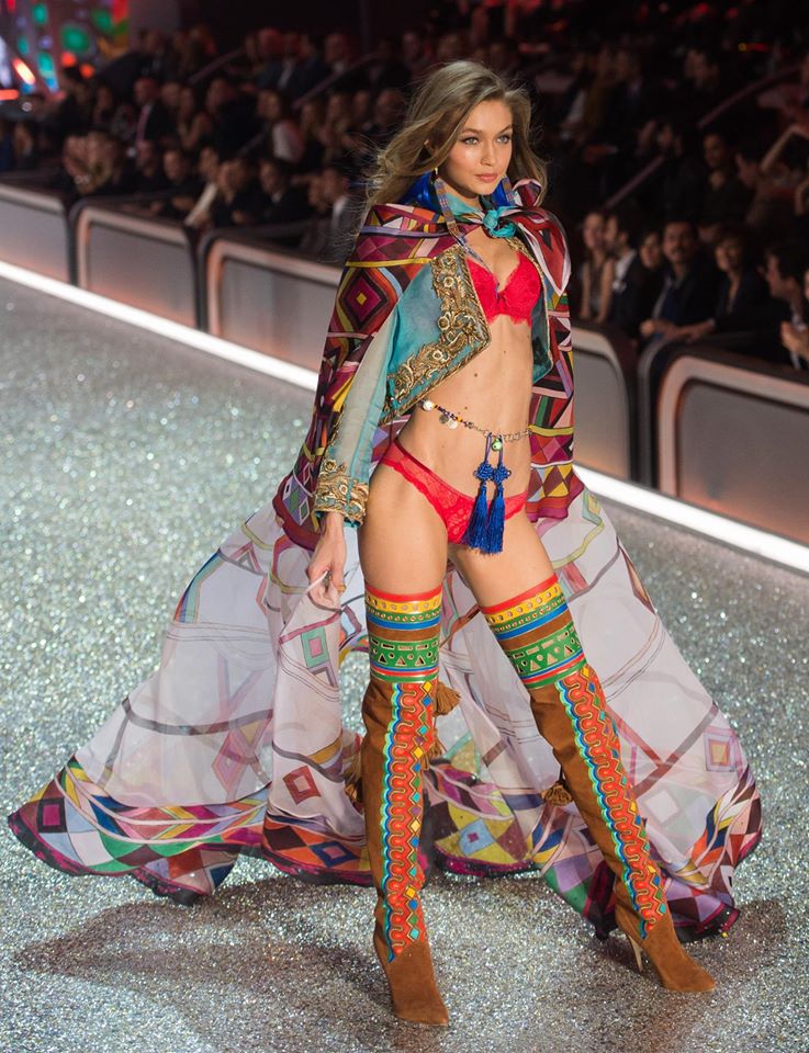 olharnamoda's tweet photo. 7 coisas sobre o Victoria's Secret Fashion Show
https://t.co/XT9EAJkPWf #victoriassecrets #GigiHadid #vf2016 https://t.co/NKQilyH6LU