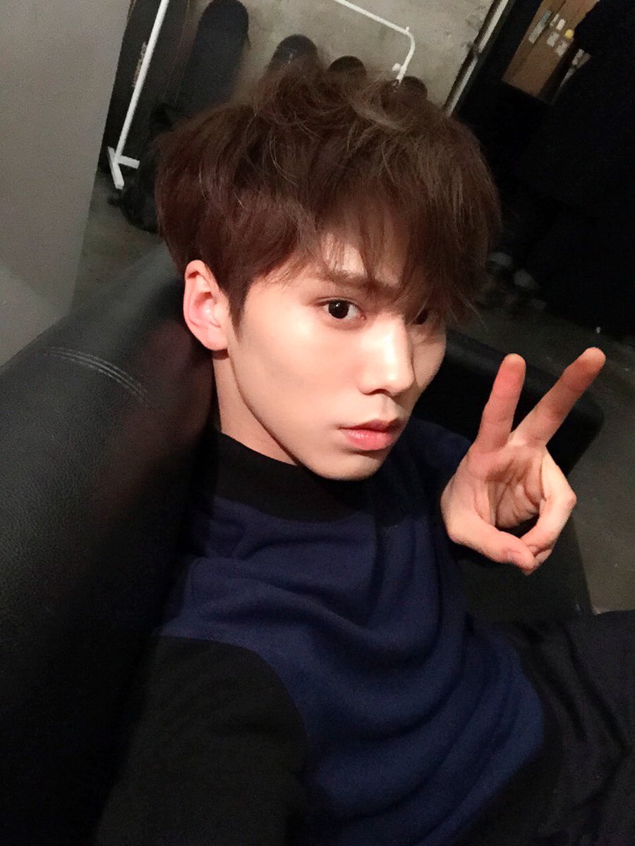 offclASTRO's tweet photo. 오늘하루도 같이 파이팅해요😍😍
#아스트로 #라키 #아로하 #고백 #하이컷 https://t.co/2ysXxKRAGo