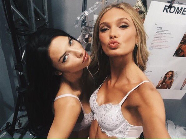 Adriana and Romee backstage earlier today 👏🏼