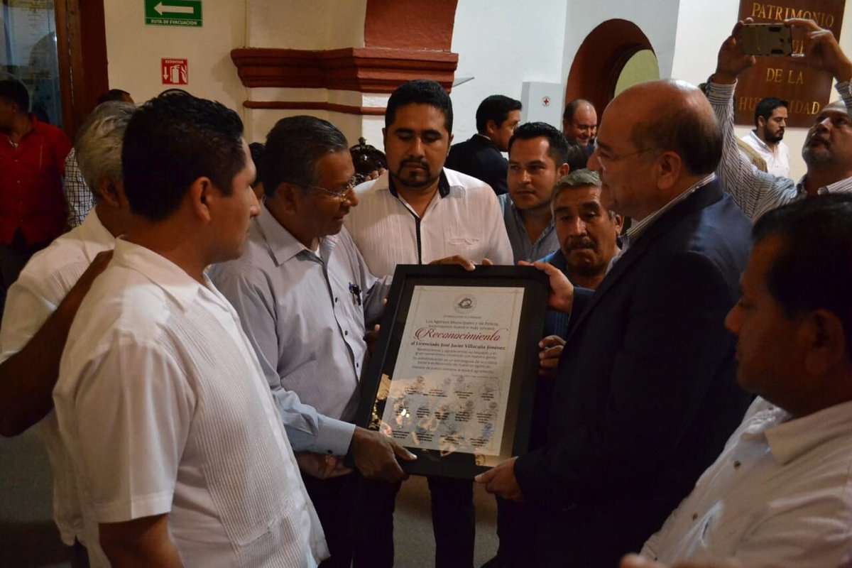 JavierVillacana's tweet photo. Comparto con Cabildo y trabajadores del Ayuntamiento el reconocimiento recibido este miércoles por parte de las autoridades auxiliares https://t.co/slgKfAyQhs