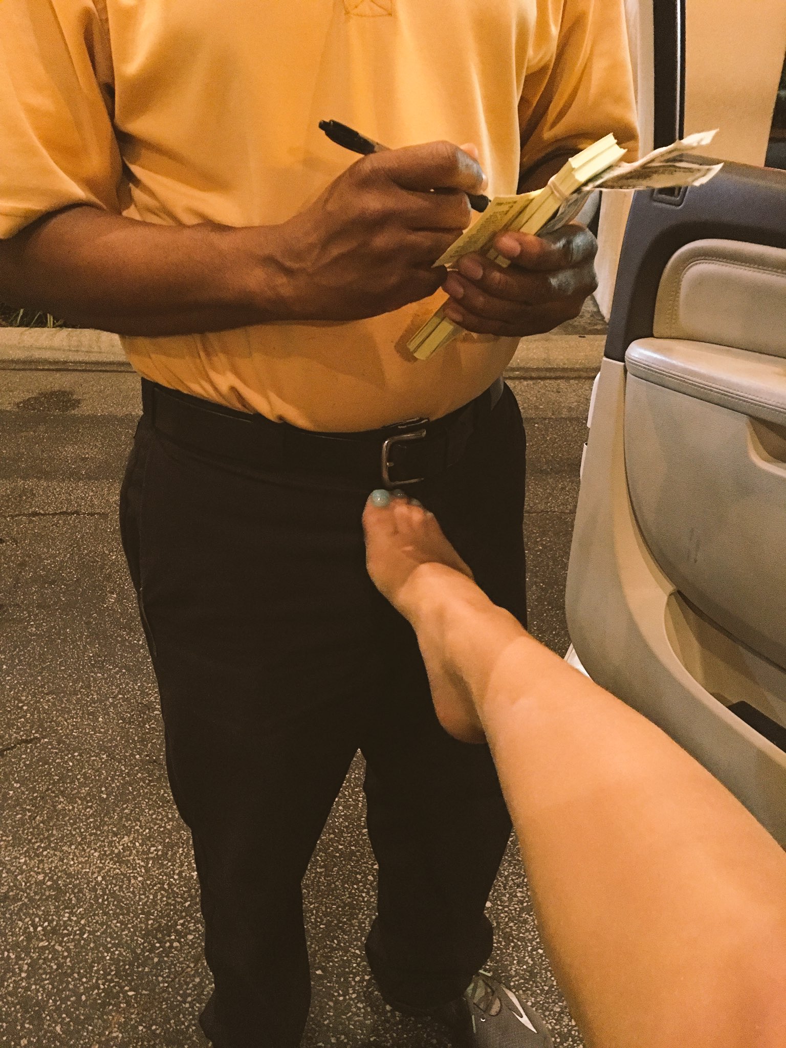 Look at this vanilla valet, helpless at My pantyhose clad feet 👸🏼🦄👌 https://t.co/DmDT4tNaeP