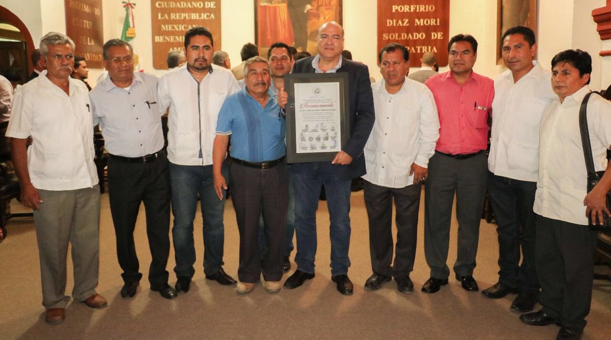 JavierVillacana's tweet photo. Los 13 agentes municipales y de policía han sido los mejores aliados para que Oaxaca de Juárez avance firme en su desarrollo https://t.co/DuJ97nMxf5