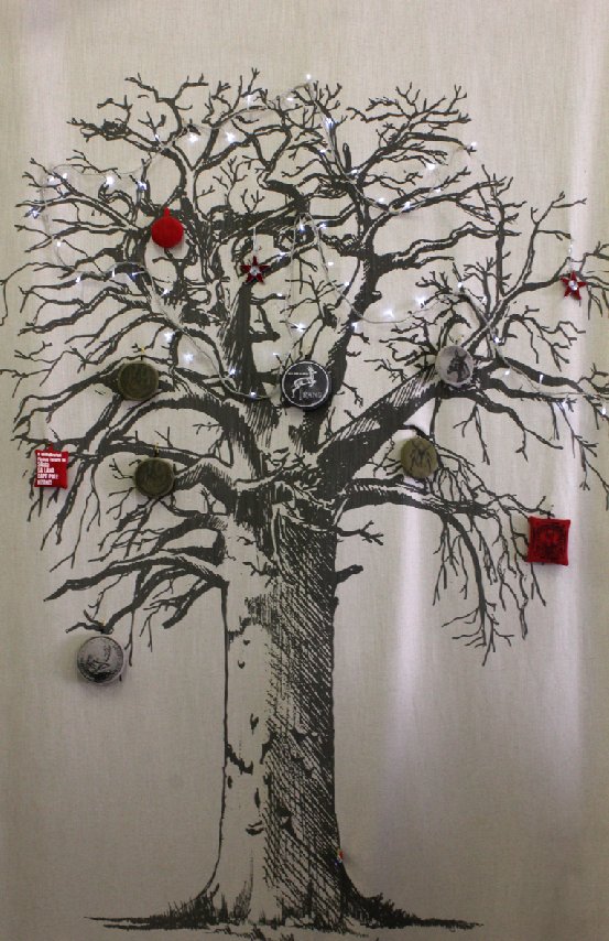 TsongaTextiles's tweet image. Order this Roll up No mess #textiles #ChristmasTree from #TsongaTextiles.
#SouthAfrican #Baobab