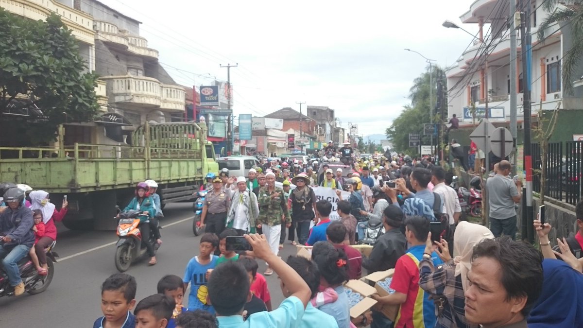 Pejalan kaki aksi damai dari ciamis sudah melewati RS mitra kasih Cimahi  #infoseputarcimahi