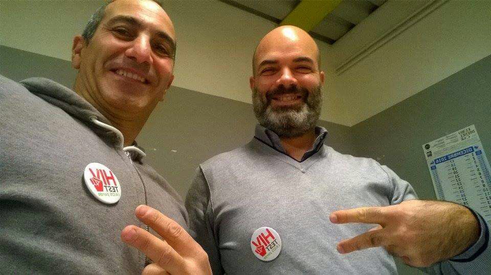Ausl_modena's tweet photo. #Modena spilla test HIV indossata da operatori del distretto per sensibilizzare e prevenire #GiornataMondialeControAIDS https://t.co/2iUHWGPKNN