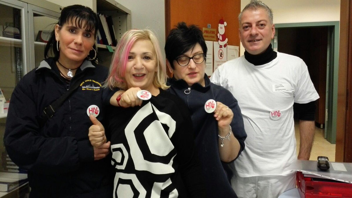 Ausl_modena's tweet photo. #Modena spilla test HIV indossata da operatori del distretto per sensibilizzare e prevenire #GiornataMondialeControAIDS https://t.co/2iUHWGPKNN