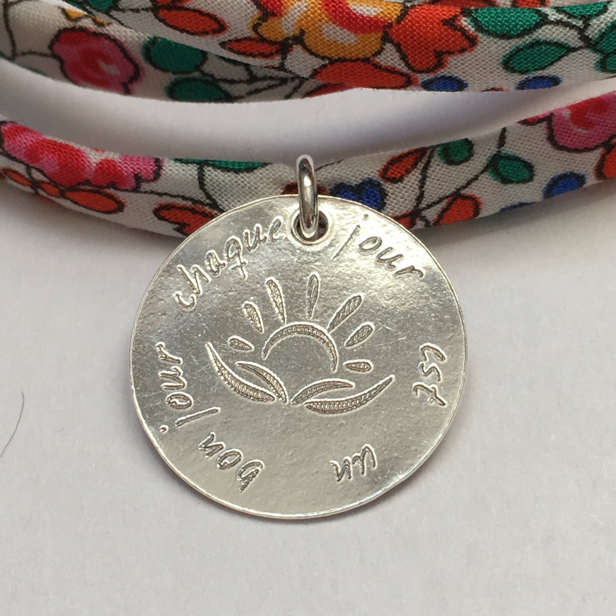 BunjeeFrance's tweet photo. @ElleQuebec  @ELLEfrance  Une pensee positive chaque jour et la boutique avec le bracelet/collier https://t.co/vrHWXtvoW7 https://t.co/0RAtmFAf4G