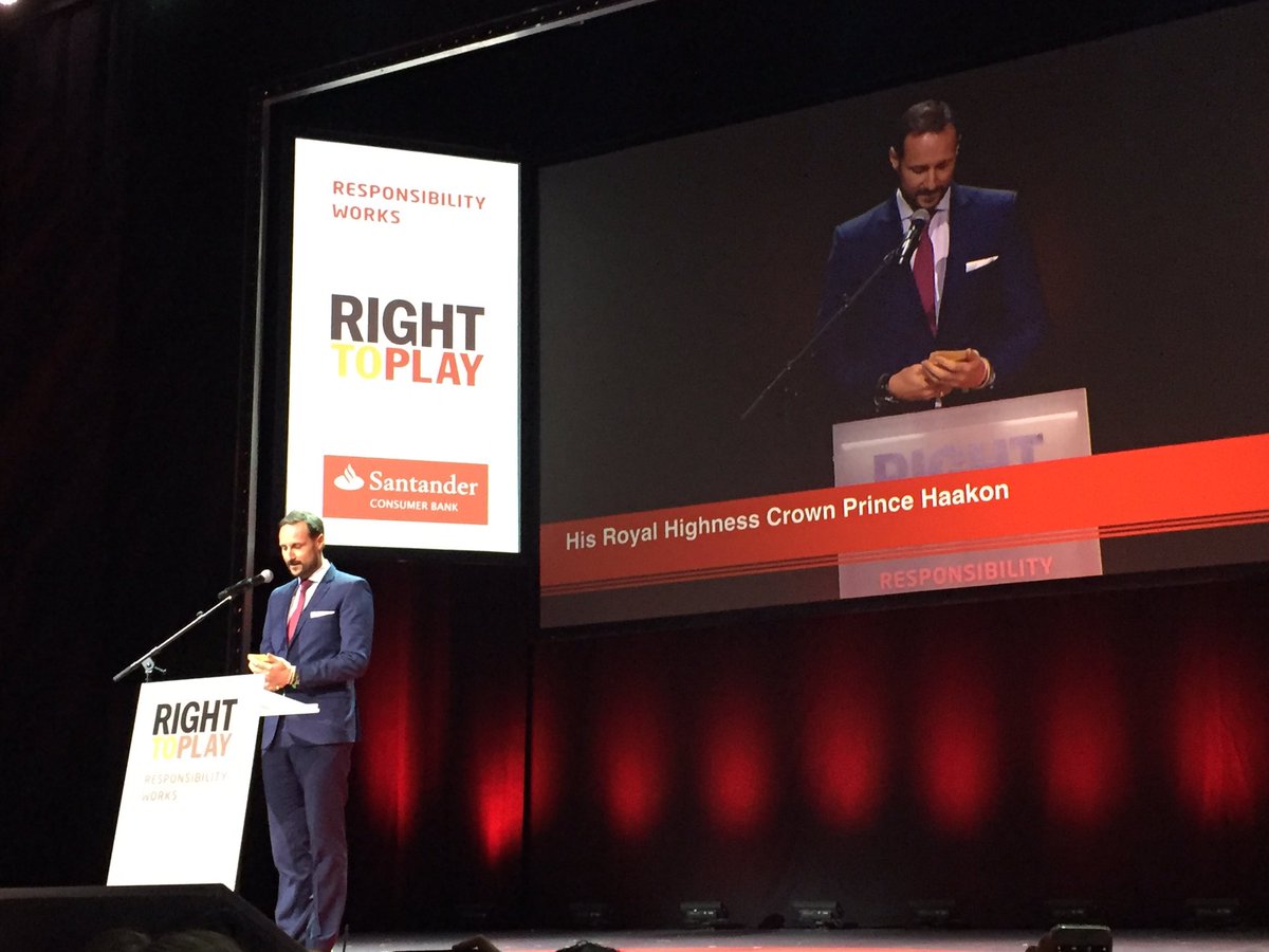 Kronprinsen berømmer <a href="/BergenChamber/">Bergen Næringsråd</a> for tema for årskonferansen under åpning av #responsibilityworks i Oslo <a href="/RightToPlayNO/">Right To Play Norge</a>