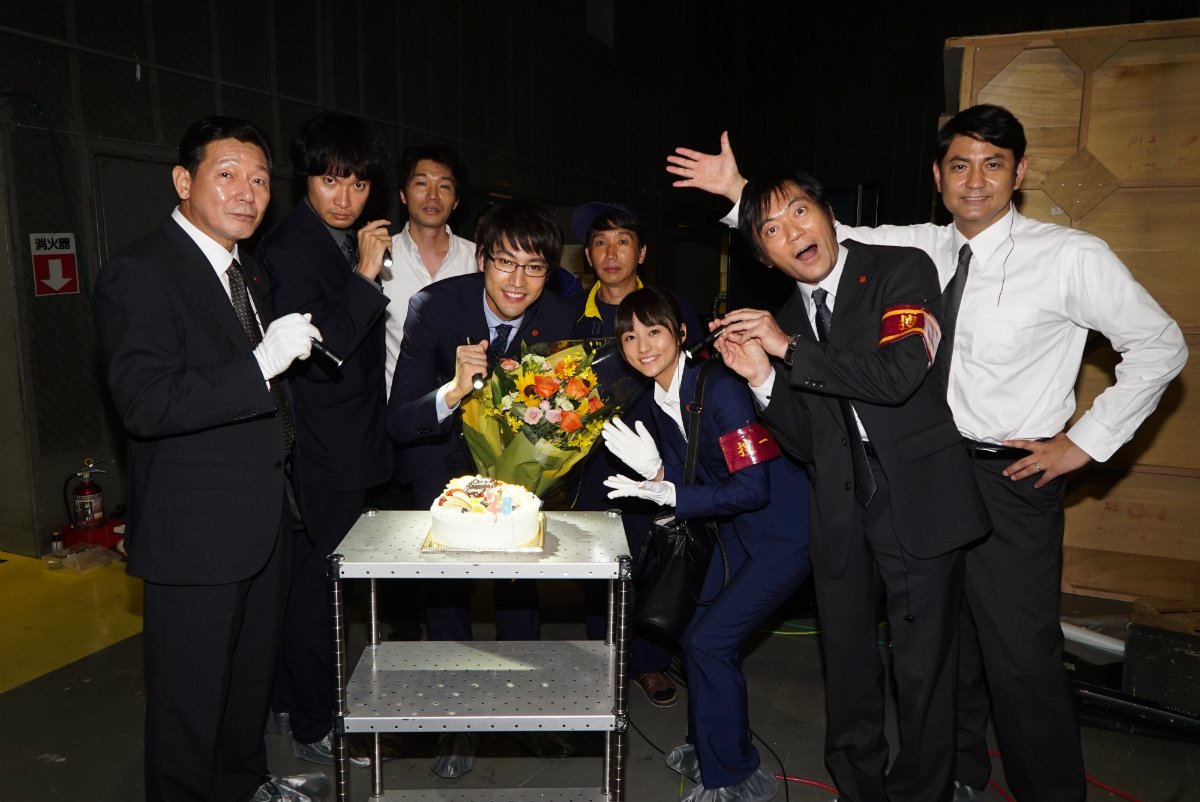 Wowowオリジナルドラマ Sur Twitter 第四話 12 4 日 よる10時放送 連続ドラマw 水晶の鼓動 殺人分析班 撮影中に28歳の誕生日を迎えた尾留川役の小柳友さんを皆でお祝いしました 番組オフィシャルサイトはこちら T Co 381ltycy9u Wowow 水晶の