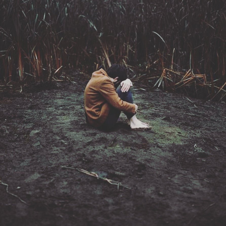 Alzawahedco1's tweet image. قد يؤلمك العالم أجمع و يسعدك شخص واحد ، ذلك الشخص هو نفسه الذي قد يؤلمك يوماً ما ويعجز العالم كله عن إسعادك ..