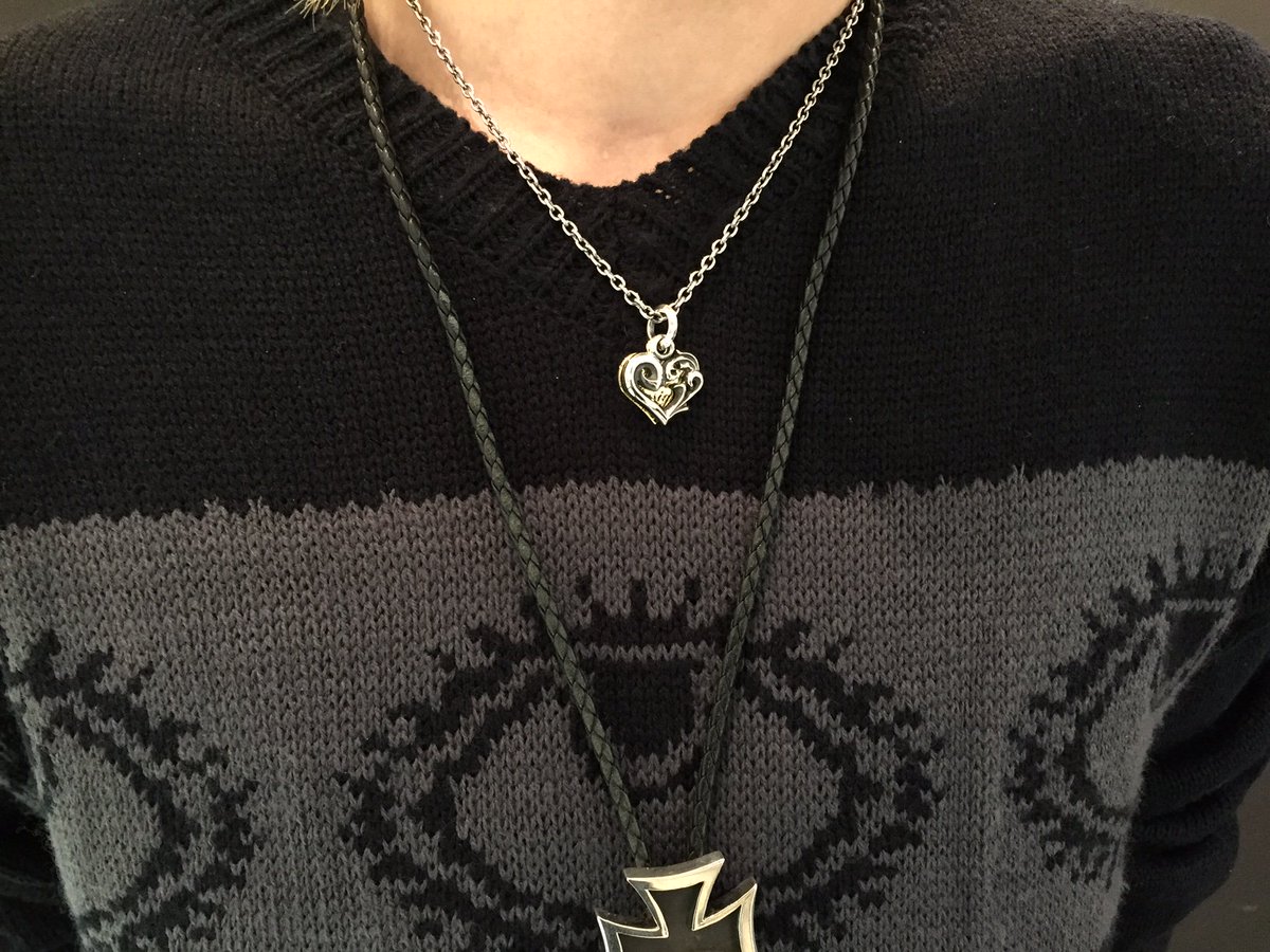 ディールデザイン仙台フォーラス店 仙台店の鹿又です 本日はペアアクセサリーにもオススメなアイテムを2点ご紹介します 一つ目は ブレイズエース ハートトップ 燃え盛る炎をイメージした二枚重ねのトップで真鍮製のプレートが目を引くアンティーク感