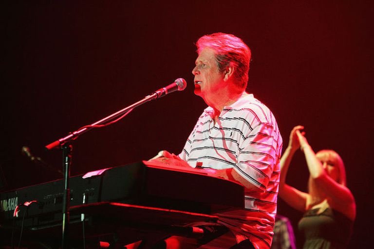 sopitas's tweet photo. ¡Demuestra qué tanto sabes sobre Brian Wilson en este quiz! https://t.co/XKwCvL3nan https://t.co/Yr4LOPyNKU