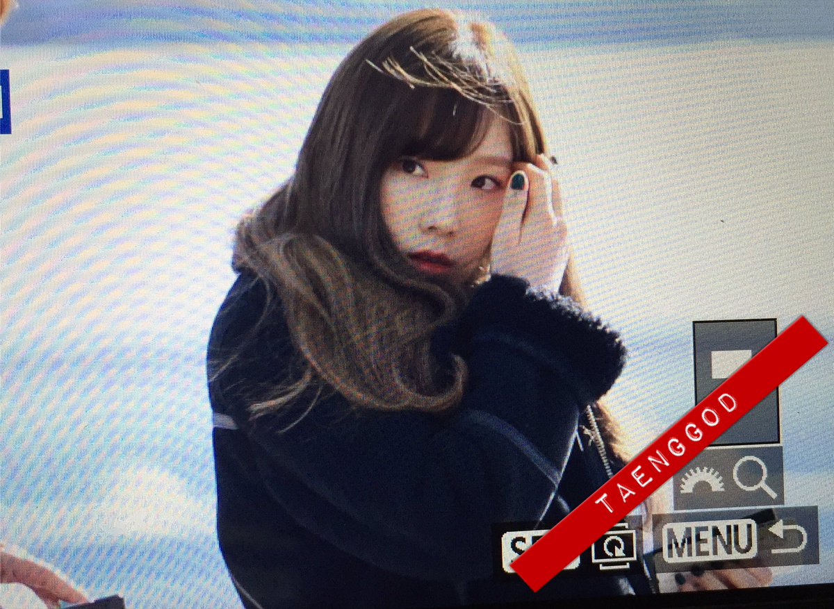 [PIC][01-12-2016]TaeYeon khởi hành đi Hồng Kông để tham dự "2016 Mnet Asian Music Awards" vào hôm nay  CykDeglUsAAi5Rn