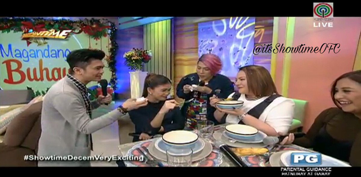 Binisita nina Vice Ganda at Vhong Navarro ang Studio ng Magandang Buhay!

#ShowtimeDecemVeryExciting