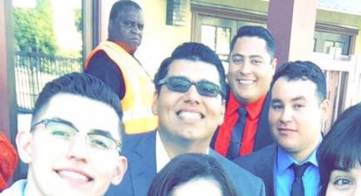 SalgMich's tweet photo. LOLOL I just noticed this guy photobombing this picππ #ApoCon16 https://t.co/hQF9E1EO1m