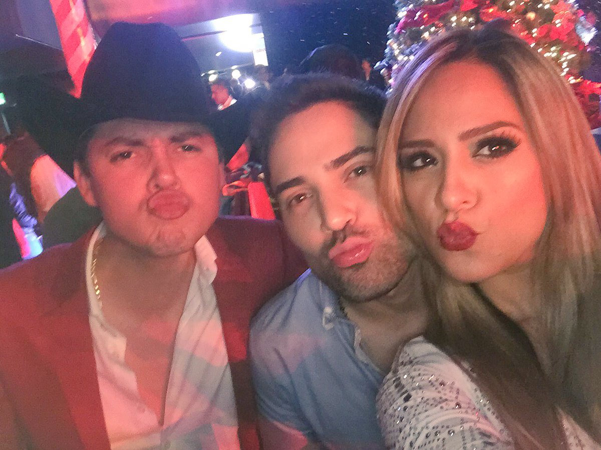 KarinaCatMusic's tweet photo. Llegamos morris a pasarla Agustoooooo pues #posadatvynovelas2016 🎄🎼❤️ #KC #LaDamaDeLaBanda @pablopapacostas https://t.co/ZJzWEdha0a