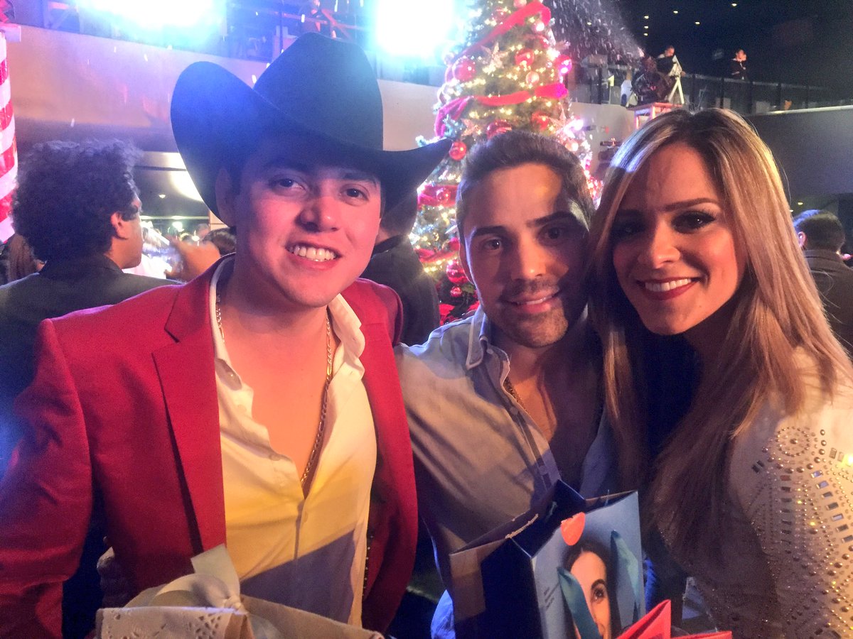 KarinaCatMusic's tweet photo. Llegamos morris a pasarla Agustoooooo pues #posadatvynovelas2016 🎄🎼❤️ #KC #LaDamaDeLaBanda @pablopapacostas https://t.co/ZJzWEdha0a