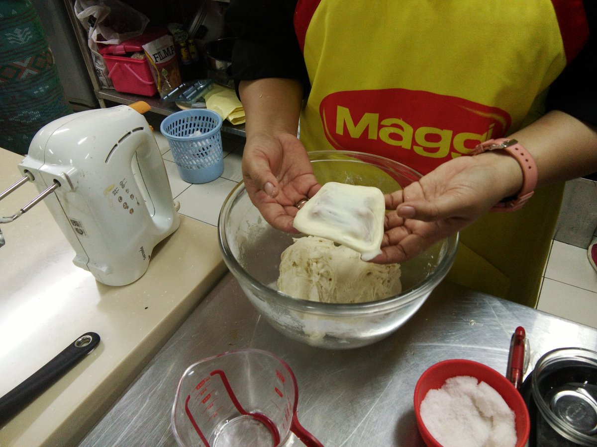 sajiansedap's tweet photo. Ketika membuat bakpao,  adonan elastis ini tandanya sudah siap untuk dikembangkan selama 45 menit. #masakbarengmaggi @citarasa_id https://t.co/eoIQS4lMpY