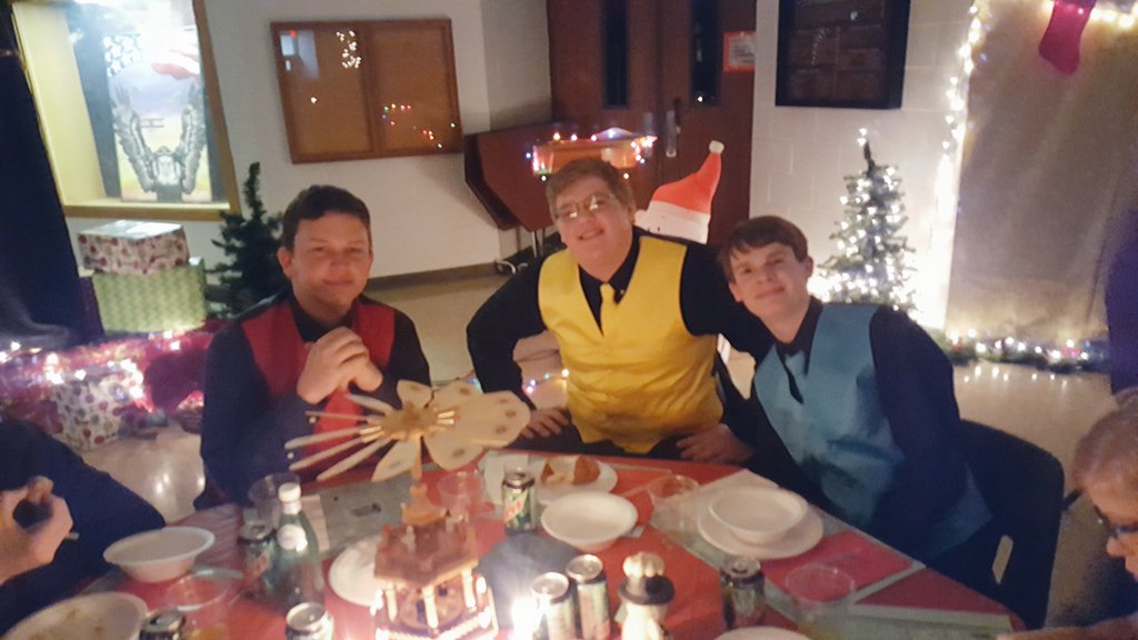 FrauBred's tweet photo. Das 41. IVC Weihnachtsessen war heute.  Ich bin so stolz auf meinen Schülern. #ivcdeutsch#erfahrungen#ichhabediebesteschüler#tanzen#esen https://t.co/VjkxKcbS4v