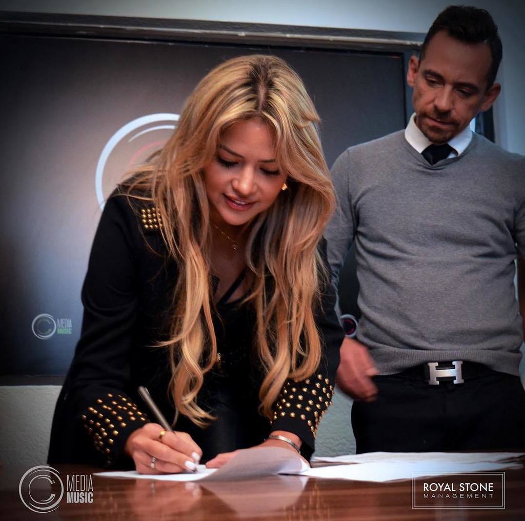 Rene_Ortiz's tweet photo. El momento de la firma con @hannamusik @royalstonemag @cmediamusic 😀😀😀😀 👏🏻👏🏻👏🏻👏🏻🎉🎉🎉🎉 https://t.co/ljJotsnsfp https://t.co/3prjPW4FpA
