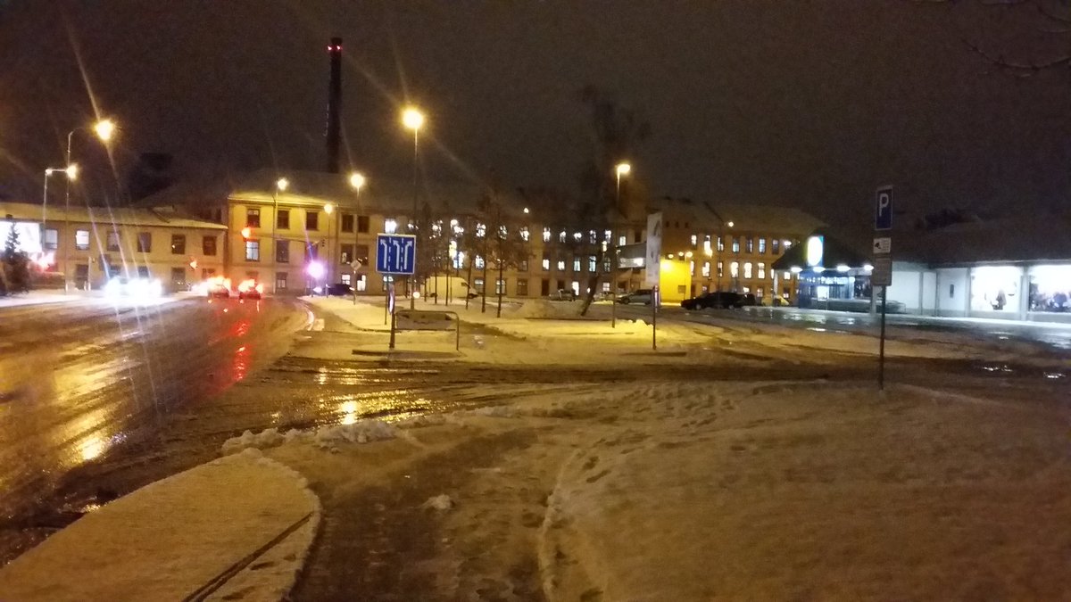houskaml's tweet photo. 1.12.2016, 6,30h, České Budějovice #Ceskebudejovice, #snih #zima https://t.co/IG4pzB1rXK